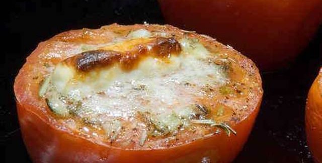 Grillet tomatsalat med mozarella og basilikum