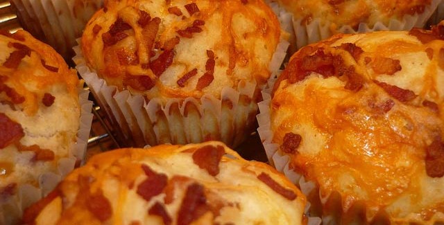 Baconmuffins med ost og timian – Herremad