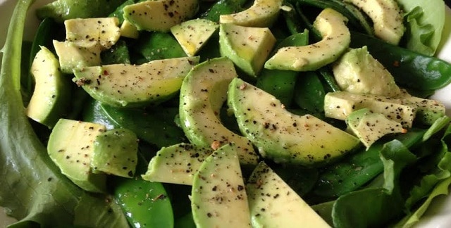 Salat med avokado, sugarsnaps og basilikum