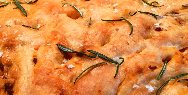 Focaccia – madbrød med rosmarin og flagesalt