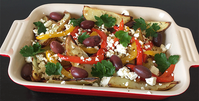 Græske kartofler med bagte peberfrugter, oliven og feta