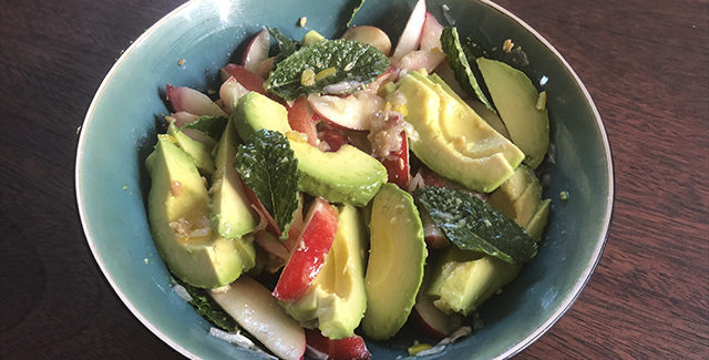 Spicy nektarin og avocado salat