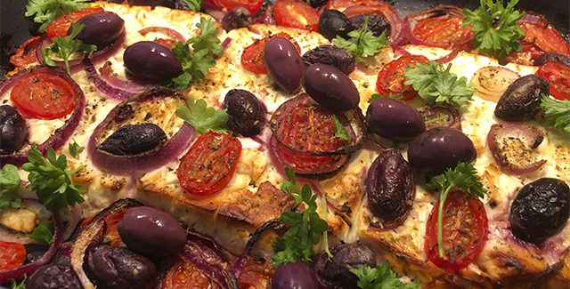 Bagt feta med tomater, oliven og rødløg